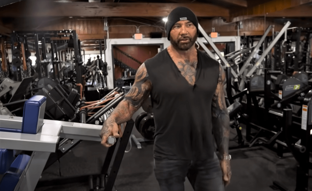 Dave Bautista: gimnasio con pesas personalizadas