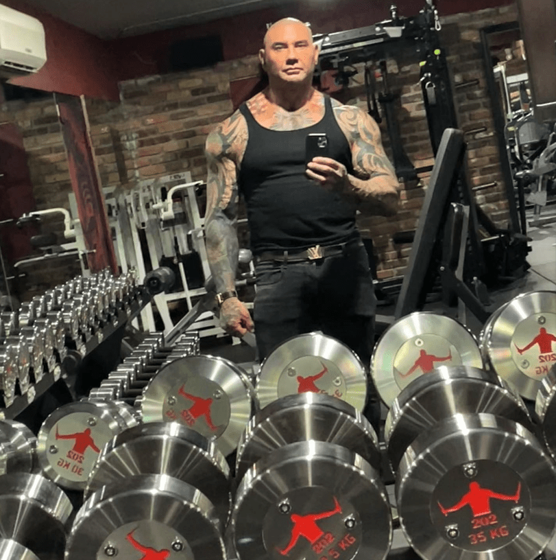 Dave Bautista: gimnasio con pesas personalizadas